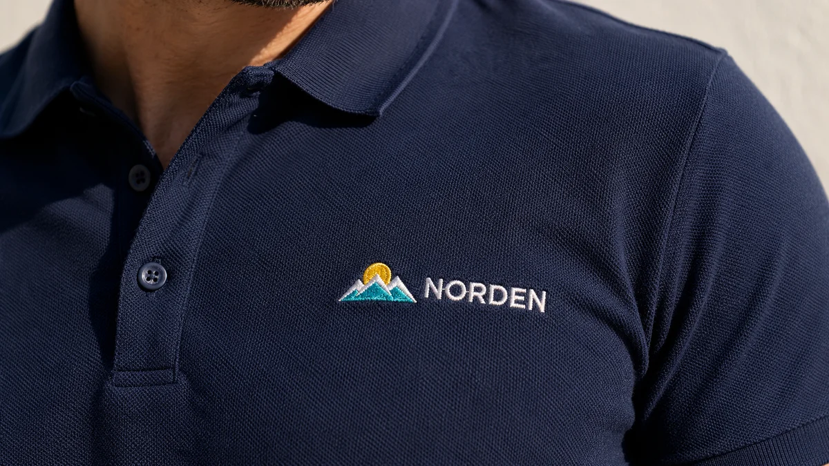 Detalle de polera corporativa bordada